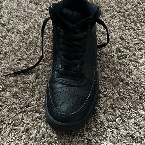 Size 8,5 wore them twice and I need to make money they are court visions